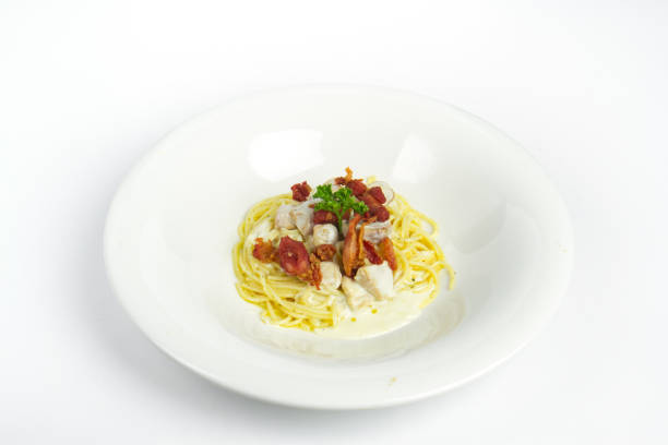 spaghetti carbonara weiße sahne-sauce mit knusprigem speck und pilzen - pasta cabonara stock-fotos und bilder