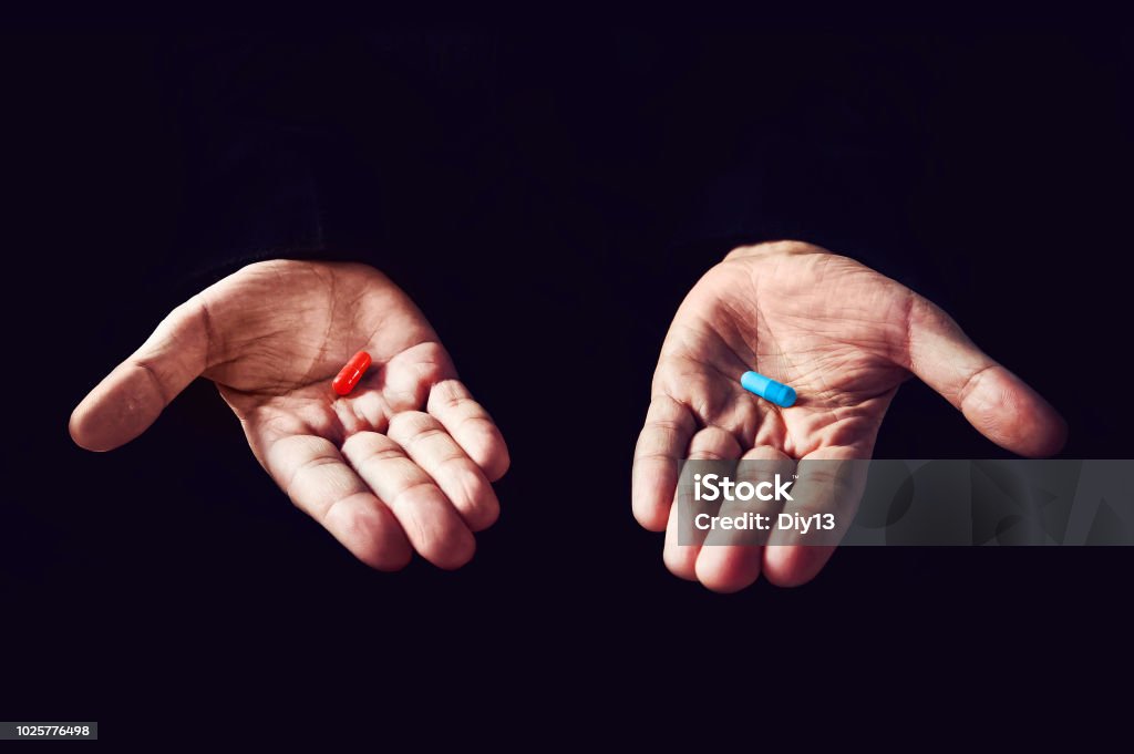 Concept de Red Pill pilule bleue. Le bon choix, le concept de la matrice du film. Le choix de tablettes - Photo de Comprimés libre de droits