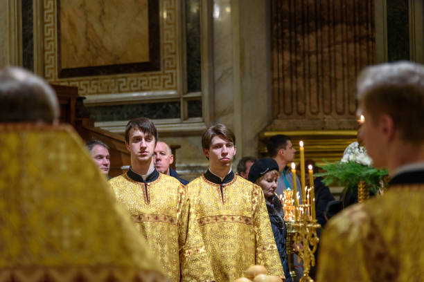 nabożeństwo bożonarodzeniowe w katedrze świętego izaaka lub isaakievskiy sobor w petersburgu. rosja - cathedral st petersburg indoors fresco zdjęcia i obrazy z banku zdjęć