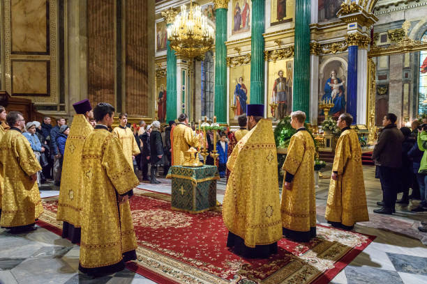 nabożeństwo bożonarodzeniowe w katedrze świętego izaaka lub isaakievskiy sobor w petersburgu. rosja - cathedral st petersburg indoors fresco zdjęcia i obrazy z banku zdjęć