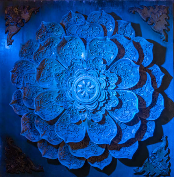 talla de piedra parece los pétalos de la flor está decorada - architecture asia blue buddhism fotografías e im�ágenes de stock