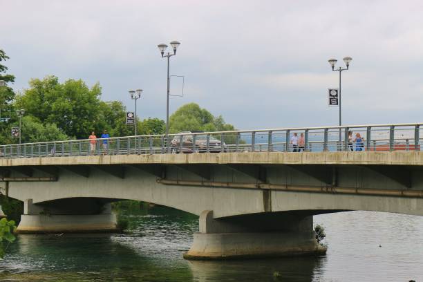 le pont de la ville de bihac, en bosnie-herzégovine. - europe bridge editorial eastern europe photos et images de collection