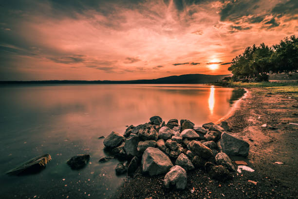 impresionante puesta de sol en el lago de bracciano, italia - bracciano fotografías e imágenes de stock