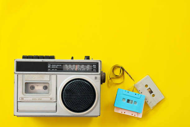 ビンテージ ラジオとカセット プレーヤー - radio old fashioned antique yellow ストックフォトと画像