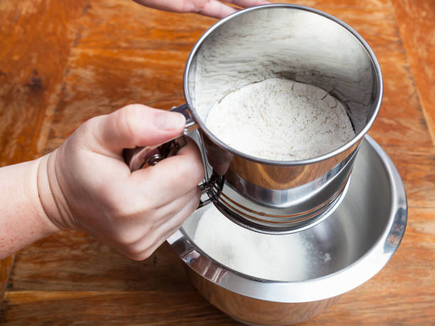 przesiewanie mąki pszennej przez przesiewacz do miski - flour sifter zdjęcia i obrazy z banku zdjęć