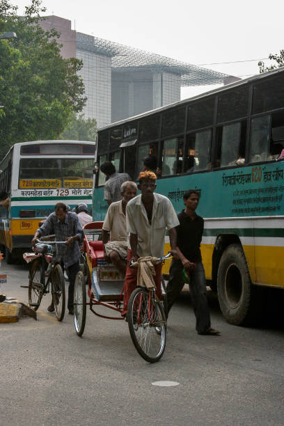 нью-дели, рикша в пробке - new delhi audio стоковые фото и изображения