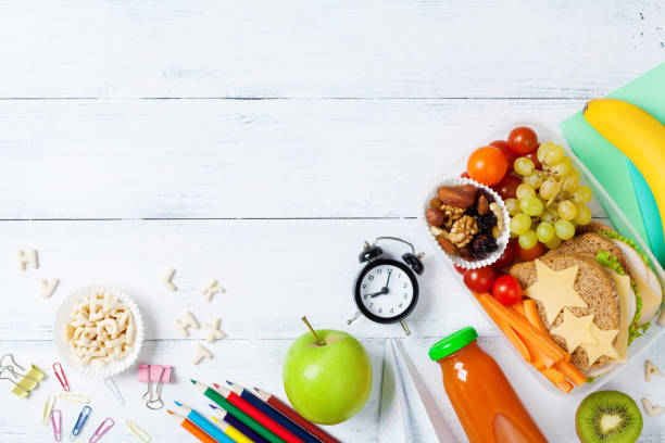 вернемся к школьной концепции. здоровая коробка обеда и красочный вид на канцелярские принадлежности. - dieting cookie food number стоковые фото и изображения