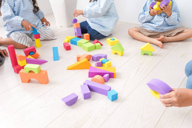 bambini e insegnanti che giocano con il giocattolo - group of objects child student women foto e immagini stock