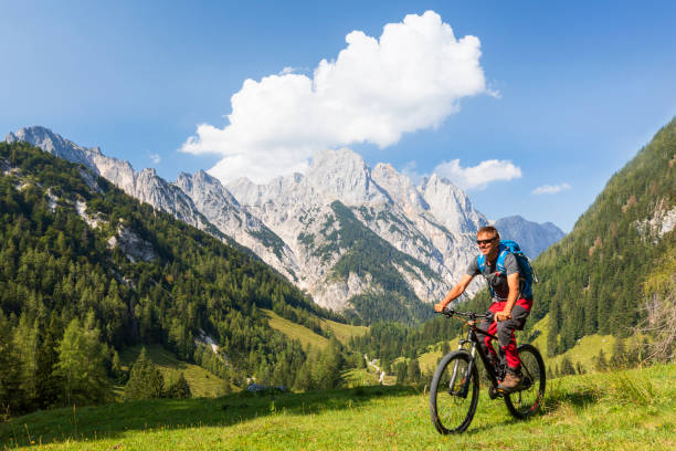 ciclista de montaña en los alpes - adventure extreme terrain wilderness area inspiration fotografías e imágenes de stock