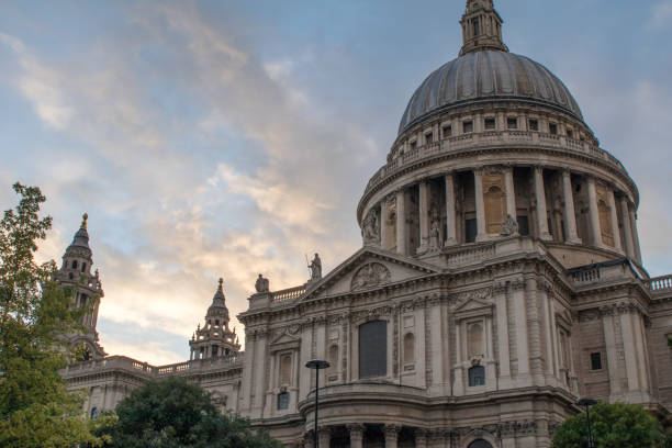 cattedrale di san paolo a londra dopo la pioggia - uk cathedral cemetery day foto e immagini stock