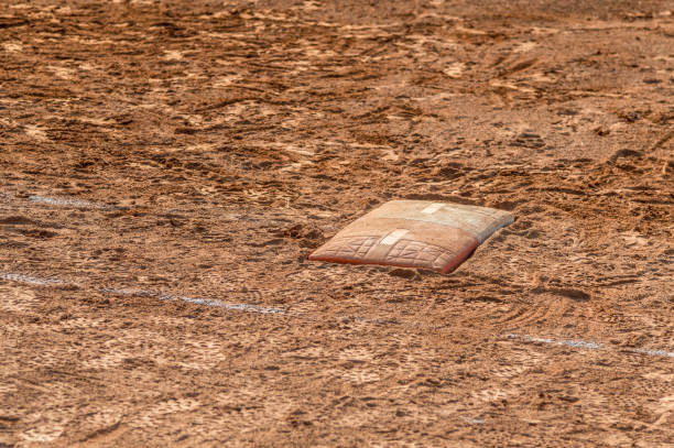 ホーム プレートの野球またはソフトボールのフィールド - baseball dirt softball baseball diamond ストックフォトと画像