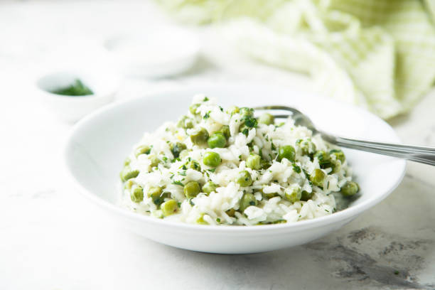 risotto de guisantes - arroz arborio fotografías e imágenes de stock