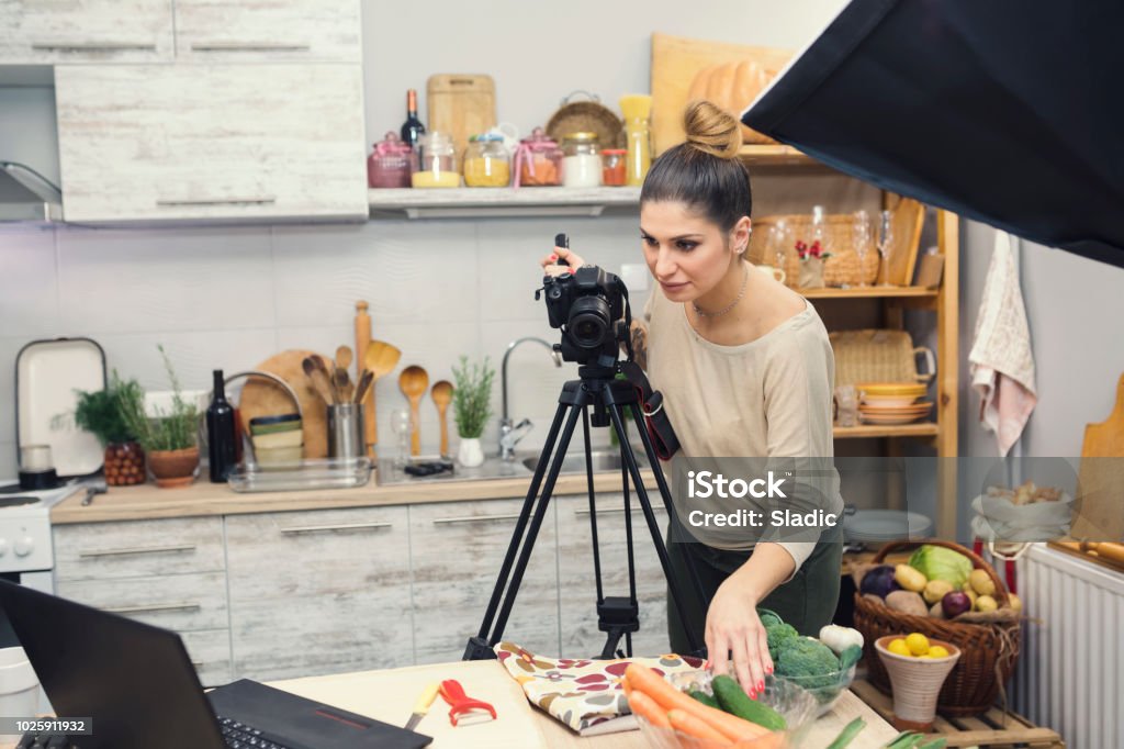 Vlogging na cozinha - Foto de stock de 25-30 Anos royalty-free