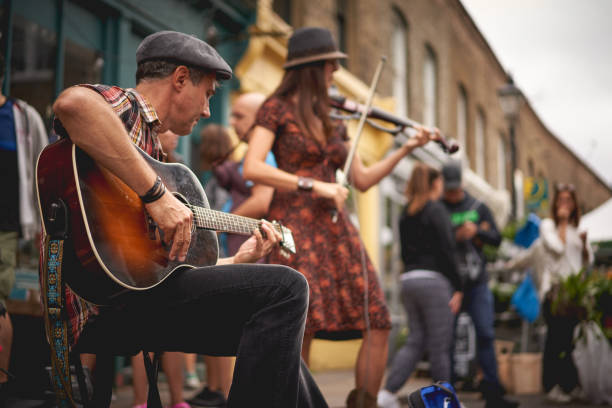 기타리스트 고 콜롬비아 로드 플라워 마켓 (런던)에서 바이올리니스트. - editorial urban scene horizontal people 뉴스 사진 이미지