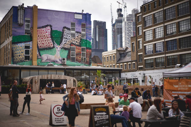 jovens bebendo ao ar livre em brick lane, perto de shoreditch (londres). - editorial europe food drink - fotografias e filmes do acervo