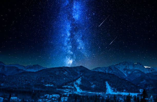 estrelas cadentes e giewont à noite no inverno, montanhas tatra - poland mountain tatra mountains giewont - fotografias e filmes do acervo
