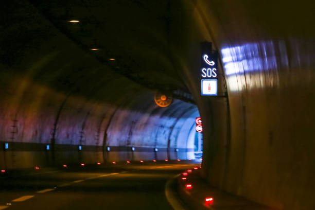 sos знак в туннеле - one way sign road blank стоковые фото и изображения