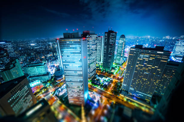 vue de nuit de skyline panoramique sur la ville moderne de shinjuku à tokyo avec effet de flou miniature objectif tilt shift - tilt shift lens photos et images de collection