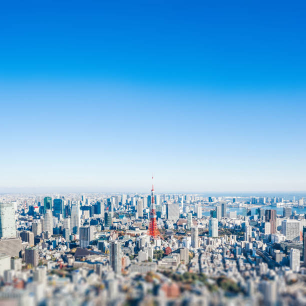 panoramablick auf die moderne stadt skyline luftbild unter blauem himmel in tokio mit miniatur-lens-tilt-shift unschärfe-effekt - tilt shift lens stock-fotos und bilder