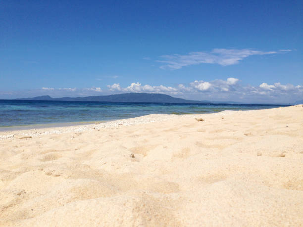 spiaggia di sabbia vuota a sabang beach, puerto galera, oriental mindoro, filippine - puerto galera foto e immagini stock