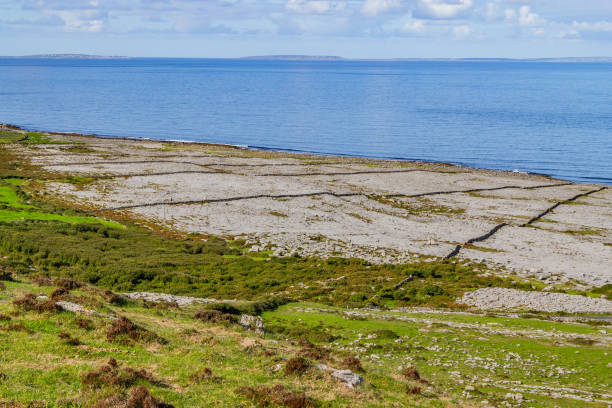 fanore playa montaña burren con islas de aran en fondo - county clare the burren ballyvaughan stone fotografías e imágenes de stock