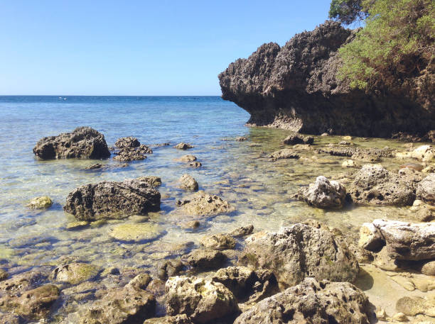 spiaggia rocciosa a sabang beach, puerto galera, oriental mindoro, filippine - puerto galera foto e immagini stock