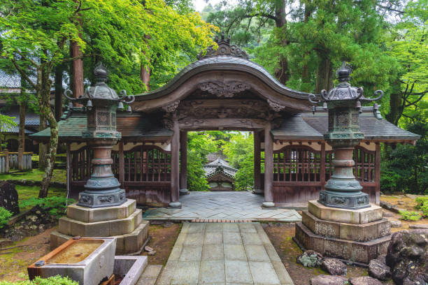 Jouyoumon gate of the Eiheiji temple Yoshida, FUKUI, JAPAN - June 20 2018: Jouyoumon gate of the Eiheiji temple chan buddhism photos stock pictures, royalty-free photos & images