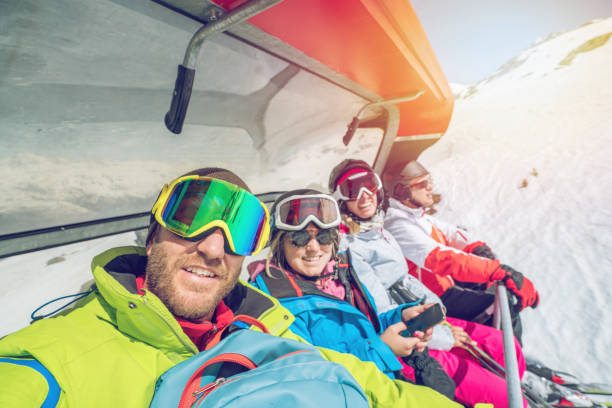 famiglia che si fa selfie dagli impianti di risalita in svizzera, vacanze sugli sci 4 persone che si godono le alpi svizzere e il concetto di vacanze - skiing ski family friendship foto e immagini stock