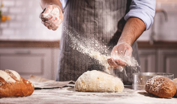 руки пекаря мужской месить тесто - gourmet pastry bread horizontal стоковые фото и изображения