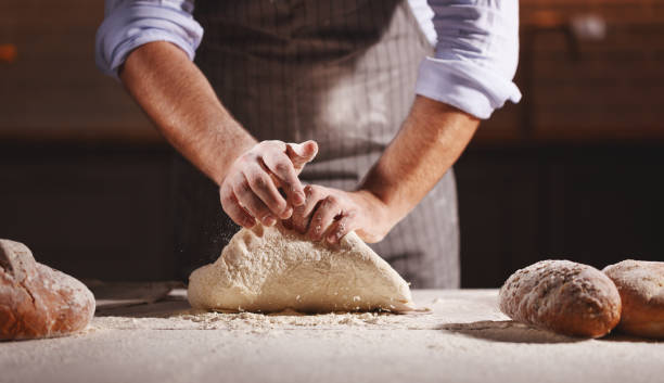 ręce samca piekarza zagnieść ciasto - chef baker bakery flour zdjęcia i obrazy z banku zdjęć