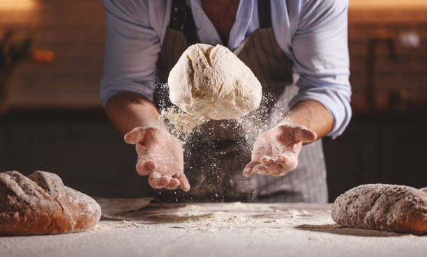 ręce samca piekarza zagnieść ciasto - chef baker bakery flour zdjęcia i obrazy z banku zdjęć