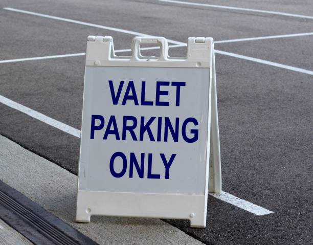 blue and white sign - valet parking imagens e fotografias de stock