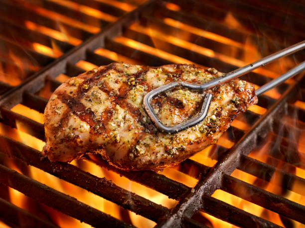 bbq herbed chicken breast - barbecue grill chicken barbecue chicken breast imagens e fotografias de stock