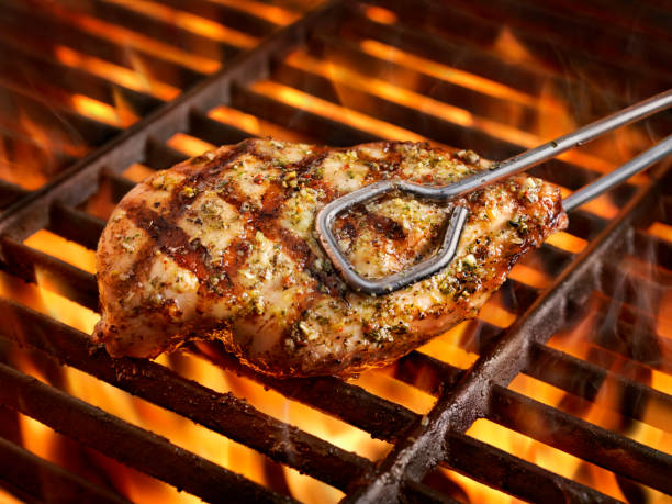 барбекю травяная куриная грудка - barbecue grill chicken barbecue chicken breast стоковые фото и изображения