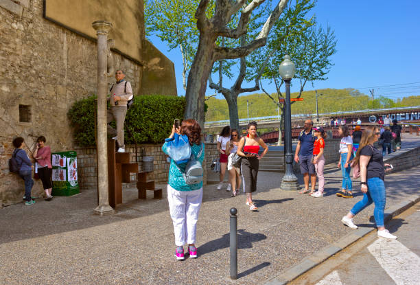 turisté v blízkosti románský sloup s lezením lvice v gironě, španělsko - girona - stock snímky, obrázky a fotky