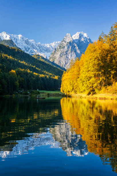 riessersee e zugzpitze in autunno - zugspitze mountain lake autumn germany foto e immagini stock