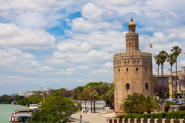 tower torre del oro in seville, andalusia, spain - seville water spain european culture imagens e fotografias de stock