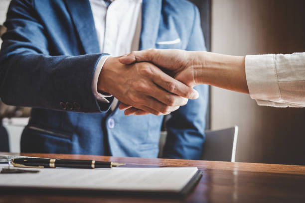 agente imobiliário e clientes apertando as mãos juntos celebrando terminaram o contrato, depois sobre empréstimo seguro e investimento, aperto de mão e bem sucedido negócio - financial occupation business shaking human hand - fotografias e filmes do acervo