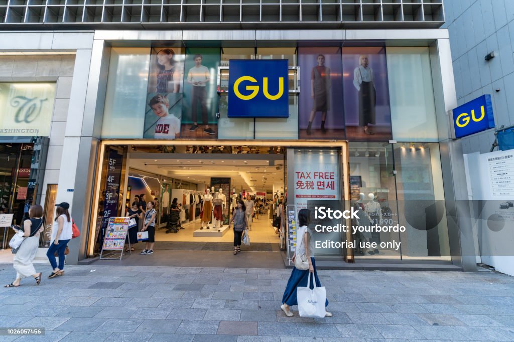 Ginza marka GU mağaza cephe. GU ünlü Japon giyim markası ve hızlı moda perakendecisi olduğunu. - Royalty-free Alışveriş Stok görsel