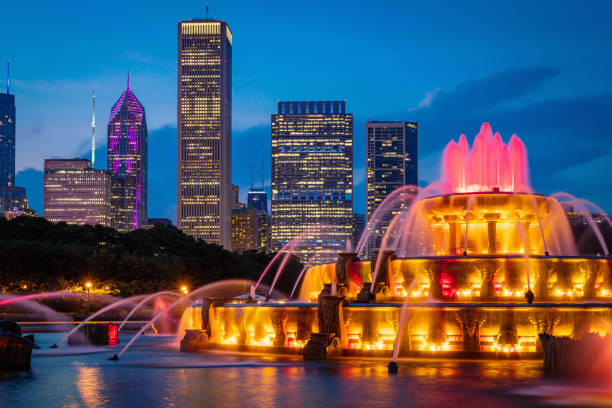 chicago buckingham çeşmesi grant park cityscape - grant park stok fotoğraflar ve resimler