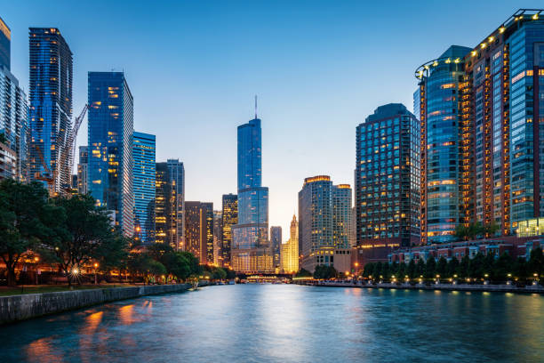 chicago cityscape al dusk illinois usa - chicago skyline illinois downtown district foto e immagini stock