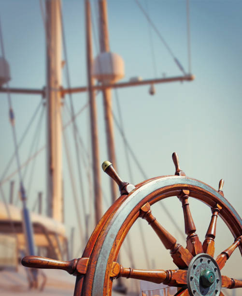 timón de madera en el yate - helm nautical vessel sailing ship sailing fotografías e imágenes de stock