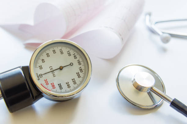 medical manometer, cardiogram and stethoscope - pressure gauge audio imagens e fotografias de stock