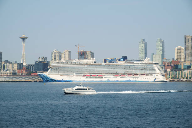 норвежское блаженство в сиэтле, вашингтон - ferry seattle washington state cruise ship стоковые фото и изображения