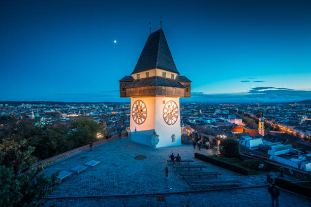 grazer uhrturm nuit, styrie, autriche - graz clock tower clock austria photos et images de collection