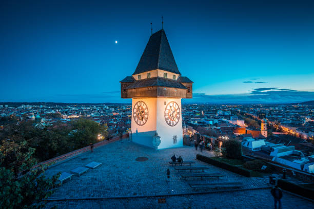 밤, 스티리아, 오스트리아에 초 식 동물 uhrturm - graz clock tower clock austria 뉴스 사진 이미지