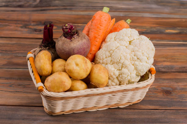 légumes frais au panier méchant. - market raw potato fruit basket photos et images de collection