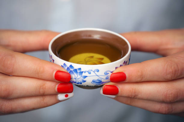mujer sosteniendo chinense tradicional taza de té con té oolong. - tea chinese tea japan green tea fotografías e imágenes de stock