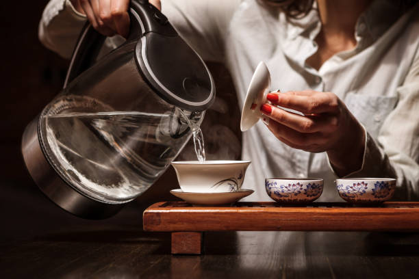 mujer de elaboración de la cerveza té teaware chino tradicional. - tea chinese tea japan green tea fotografías e imágenes de stock