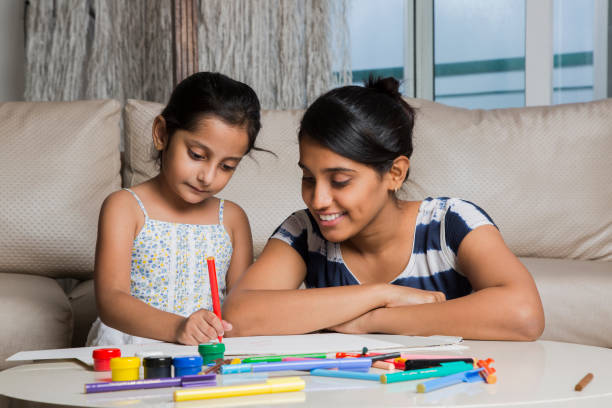 mutter und tochter zusammen farbe - stock bild - togetherness learning playful mother stock-fotos und bilder